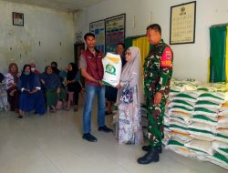 Dukung Penuh Program Pemerintah, Babinsa Tanete Riattang Dampingi Penyaluran Bantuan Pangan Tahun 2024