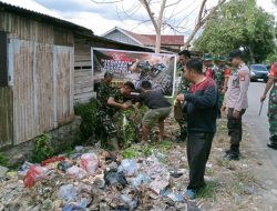 Sambut HUT TNI Ke 79, Babinsa 01/Ajangale Gelar Karbak Pembersihan Pasar Welado