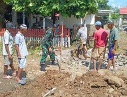 Antisipasi Banjir, Babinsa Libureng Bersama Warga Gotong Royong Gali Lubang Untuk Gorong Gorong