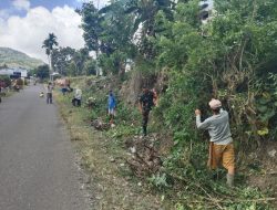 Semangat Gotong Royong, Babinsa 20/Bontocani Bersama Warga Bersihkan Jalan Lingkungan