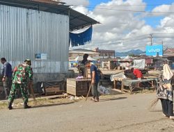 Jaga Kebersihan Lingkungan, Babinsa Kahu Bersama Warga Gotong Royong Bersihkan Pasar