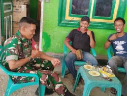 Kebersamaan Babinsa Koramil 03/Cenrana Dengan Tokoh Masyarakat Tercermin Dalam Giat Komsos