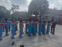 Tanamkan Kedisiplinan, Babinsa Koramil 14/Libureng Latih PBB Murid SD Kel. Tanabatue