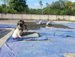 Bangkitkan Semangat Petani, Babinsa Cenrana Turut Membantu Warga Menjemur Rumput Laut
