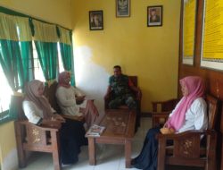 Jaga Hubungan Baik, Babinsa Koramil Awangpone Komsos Bersama Guru SDN 3/77 Bulumpare
