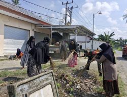 Babinsa Koramil 11 Barebbo Laksanakan Karya Bakti Pembersihan Di Area Pasar