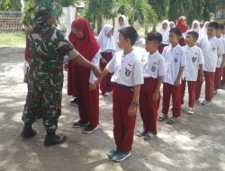 Bentuk Karakter Dan Disiplin, Babinsa Koramil 03/Cenrana Latih Siswa SD Baris Berbaris