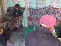 Jalin Hubungan Baik, Babinsa Koramil 19/Kahu Melaksanakan Komsos Dengan Warga Di Desa Binaan