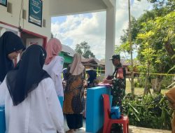 Wujudkan Balita Sehat, Babinsa Mare Dampingi Bidan Desa Berikan Layanan Posyandu