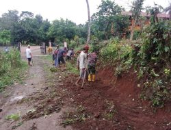 Antisipasi Banjir, Babinsa Koramil 18/Kajuara Bersama Warga Gotong Royong Bersihkan Selokan