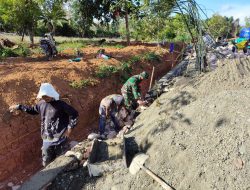 Kekompakan Babinsa 15/Mare Bersama Warga Binaan Terlihat Saat Gotong Royong Pembuatan Talud