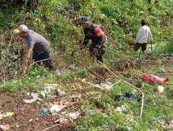 Babinsa Cempaniga Koramil 11/Barebbo Ajak Warga Bergotong Royong Bersihkan Parit