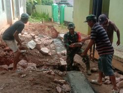 Babinsa 17/Salomekko Melaksanakan Karya Bakti Membantu Pembagunan Masjid AL Riyado