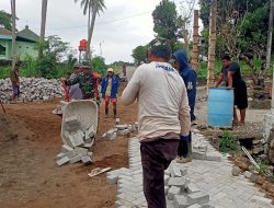 Babinsa Koramil 1407-09/Lapri Bersama Warga Gotong Royong Perbaiki Jalan Desa
