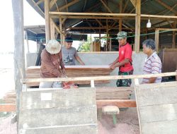 Personel Babinsa Siapkan Material Kayu Bedah RTLH Di Wilayah Koramil 1407-19/Kahu