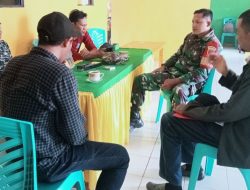 Jalin Hubungan Dengan Baik, Babinsa Koramil 19/Kahu Komsos Bersama Warga Di Desa Binaan