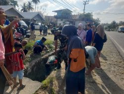 Perangi Sampah, Personel Koramil Palakka Melaksanakan Kerja Bakti Di Pasar Tradisional Usa