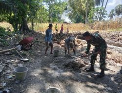 Babinsa Koramil 06/Awangpone Bantu Masyarakat Kerja Bakti Membuat Bak Penampungan Air