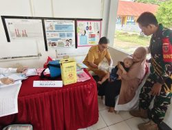 Kepedulian Babinsa Koramil 06/Awangpone Dampingi Pelaksanaan Posyandu Di Desa Binaan