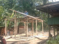 Pengerjaan RTLH Koramil Dua Boccoe Memasuki Tahap Pemasangan Atap