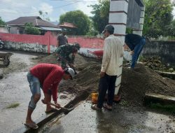 Babinsa Koramil 13/Sibulue Dan Aparat Desa Gotong Royong Ratakan Pasir Di Halaman Kantor Desa