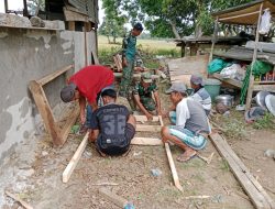 Personel Koramil 1407-19/Kahu Terus Bergotong Royong Bersama Warga Lakukan Bedah RTLH Di Desa Carima