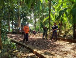 Babinsa Koramil 16/Tonra Dan Warga Bersama Sama Gotong Royong Ratakan Jalan Uasaha Tani