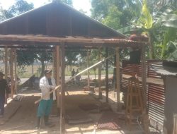 Anggota Koramil 1407-02/Dua Boccoe Bergotong Royong Bersama Warga Lanjutkan Pembangunan RTLH