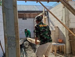Babinsa Koramil 1407-07/Tanete Riattang Fokus Bantu Pembangunan RTLH Bagi Warga Kurang Mampu