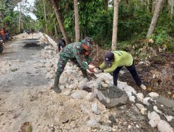 Babinsa Koramil 21/Palakka Bantu Masyarakat Desa Lemoape Membuat Talud Jalan Tani