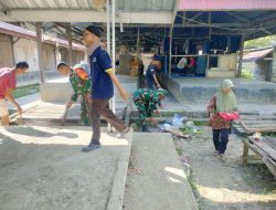 Wujud Kepedulian, Babinsa Koramil 1407-10/Ponre Bersihkan Pasar Tradisional Di Desa Binaan Desa Pattimpa
