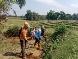 Babinsa Koramil 09/Lapri Kodim 1407/Bone Dan Warga Gotong Royong Perbaiki Jalan Desa Samaenre
