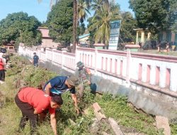 Antisipasi Banjir Di Musim Hujan Mendatang, Babinsa Tonra Bersama Warga Gotong Royong Bersihkan Saluran Air