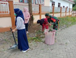Babinsa Ponre Bersama Tenaga Kesehatan Melaksanakan Karya Bakti Pembersihan Seputaran Puskesmas
