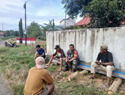 Cegah Kenakalan Remaja, Babinsa 02/Dua Boccoe Komsos Dengan Tokoh Pemuda Di Desa Binaan