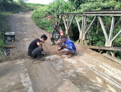 Babinsa Koramil 10/Ponre Bantu Warga Perbaiki Jembatan Rusak Di Desa Pattimpa