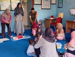 Agar Berjalan Tertib, Babinsa Koramil 02/Dua Boccoe Dampingi Pelaksanaan Posyandu Di Wilayah