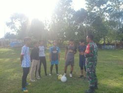 Babinsa Koramil 16/Tonra Berikan Motivasi & Arahan Kepada Tim Sepak Bola Di Wilayah Binaan