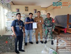 Babinsa Koramil 1707-02/Merauke, Bantu Aparat Kelurahan Terima Bantuan Beras Untuk Masyarakat