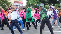 Danrem 181/PVT Beserta Pengurus Persit KCK Koorcab Rem 181 PD XVIII/Kasuari Pantau Kegiatan Car Free Day di Kota Sorong