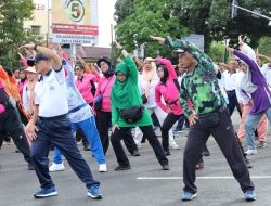 Danrem 181/PVT Beserta Pengurus Persit KCK Koorcab Rem 181 PD XVIII/Kasuari Pantau Kegiatan Car Free Day di Kota Sorong