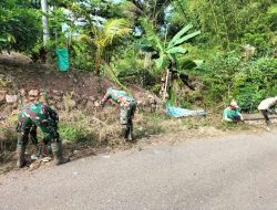 Anggota Koramil 1419-03/Baraka Bersama Warga Bersihkan Selokan