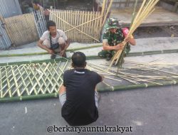 Sembari Mensosialisasikan Pemilu Damai, Babinsa Kodim 1425/Jeneponto, Bantu Warga Penyiapan Acara Pesta Pernikahan