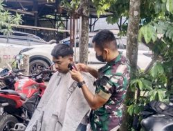 Responsif TNI: Babinsa Tangse Beri Layanan Pangkas Gratis untuk Warga Desa Binaannya