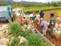 Babinsa Koramil-02/Sinjai Barat Kodim 1424/Sinjai Bersama Warga Laksanakan Karya Bakti Pembuatan Saluran Irigasi