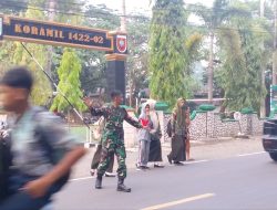Cegah Lakalalin Anak Sekolah, Babinsa Bantimurung Bantu Anak Sekolah Menyebrang Jalan