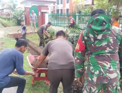 Semangat Gotong Royong, Koramil 02 Enrekang Gelar Karya Bhakti Bersihkan Selokan