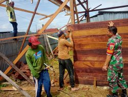 BABINSA KORAMIL 1703-02/TIGI LAKSANAKAN KARYA BHAKTI MEMBANTU PEMBANGUNAN RUMAH MASYARAKAT