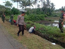 Danramil-01/Suppa Kodim 1404/Pinrang Pimpin Kerja Bakti Bersama Warga Membersihkan Saluran Air