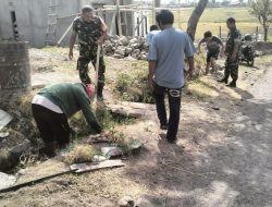 Babinsa Koramil 1425-04/Kelara Karya Bakti Bersama Masyarakat Membersihkan Lingkungan